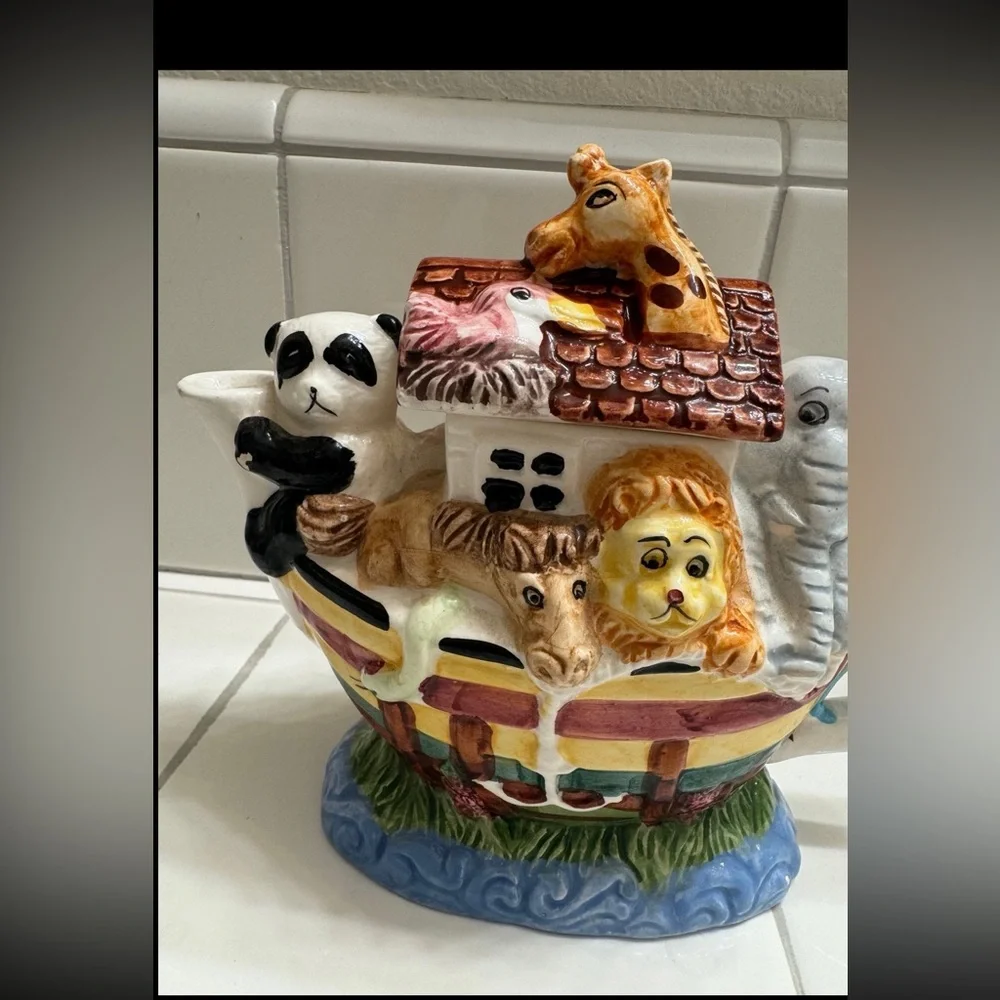 Vintage Cardinal Noah's Ark Teapot Ceramic Animal home decor cup